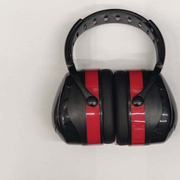 هدفون محافظ گوش صنعتی REINDEER RE-8004 نصب شده روی سر کاربر | ایمنکس