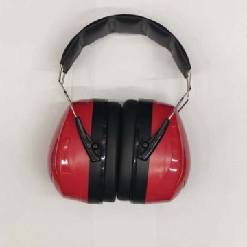 هدفون محافظ گوش تایید شده ریندر RE-8002 نصب شده روی سر کاربر | ایمنکس